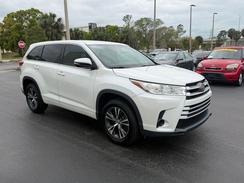 Used 2017 Toyota Highlander LE image 6
