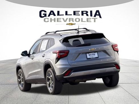 Used 2024 Chevrolet Trax LT w/ LT Convenience Package image 5