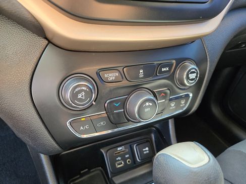 Used 2017 Jeep Cherokee Latitude FWD image 18