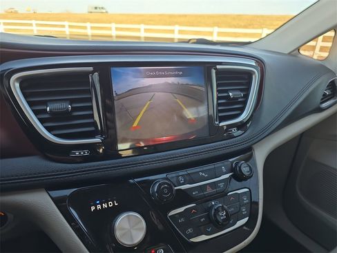 Used 2020 Chrysler Pacifica Limited image 24