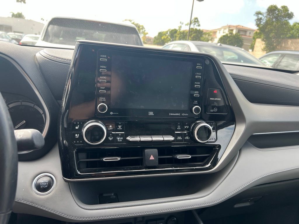 Used 2021 Toyota Highlander Limited FWD image 16
