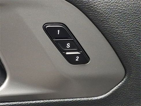 Used 2025 Chrysler Pacifica Select image 27