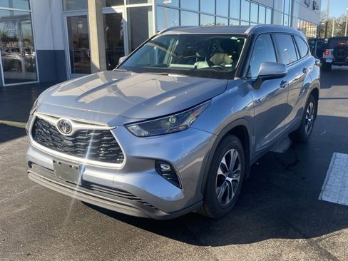 Used 2023 Toyota Highlander XLE image 4