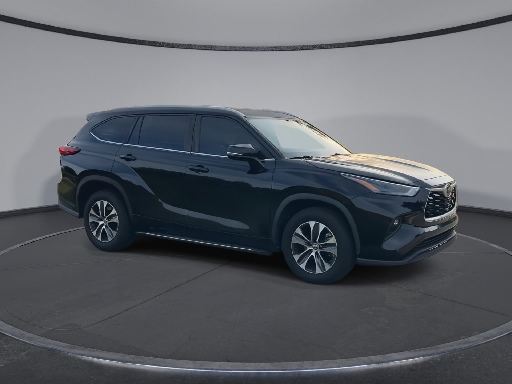 Used 2023 Toyota Highlander XLE FWD image 2