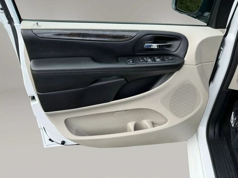 Used 2018 Dodge Grand Caravan SE w/ UConnect Hands-Free Group FWD image 12