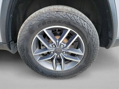 Used 2020 Jeep Grand Cherokee Limited AWD/4WD image 9