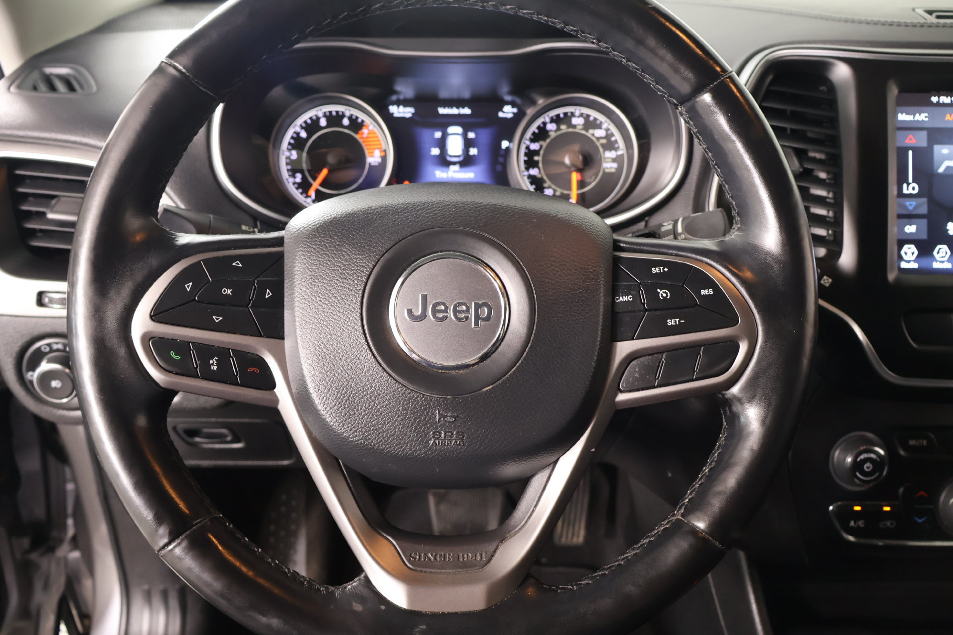 Used 2021 Jeep Cherokee Latitude Lux w/ Comfort/Convenience Group FWD image 3