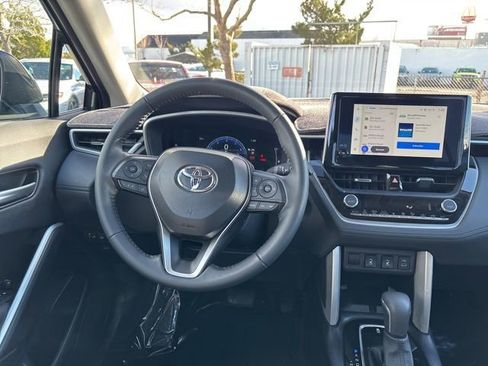 Used 2025 Toyota Corolla Cross XLE image 28