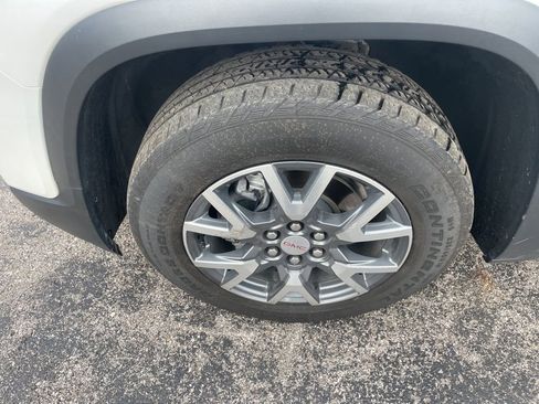 Used 2023 GMC Acadia SLT w/ Technology Package image 9