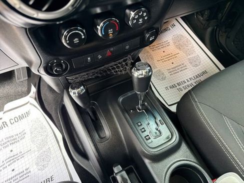 Used 2018 Jeep Wrangler Sahara w/ Connectivity Group AWD/4WD image 20