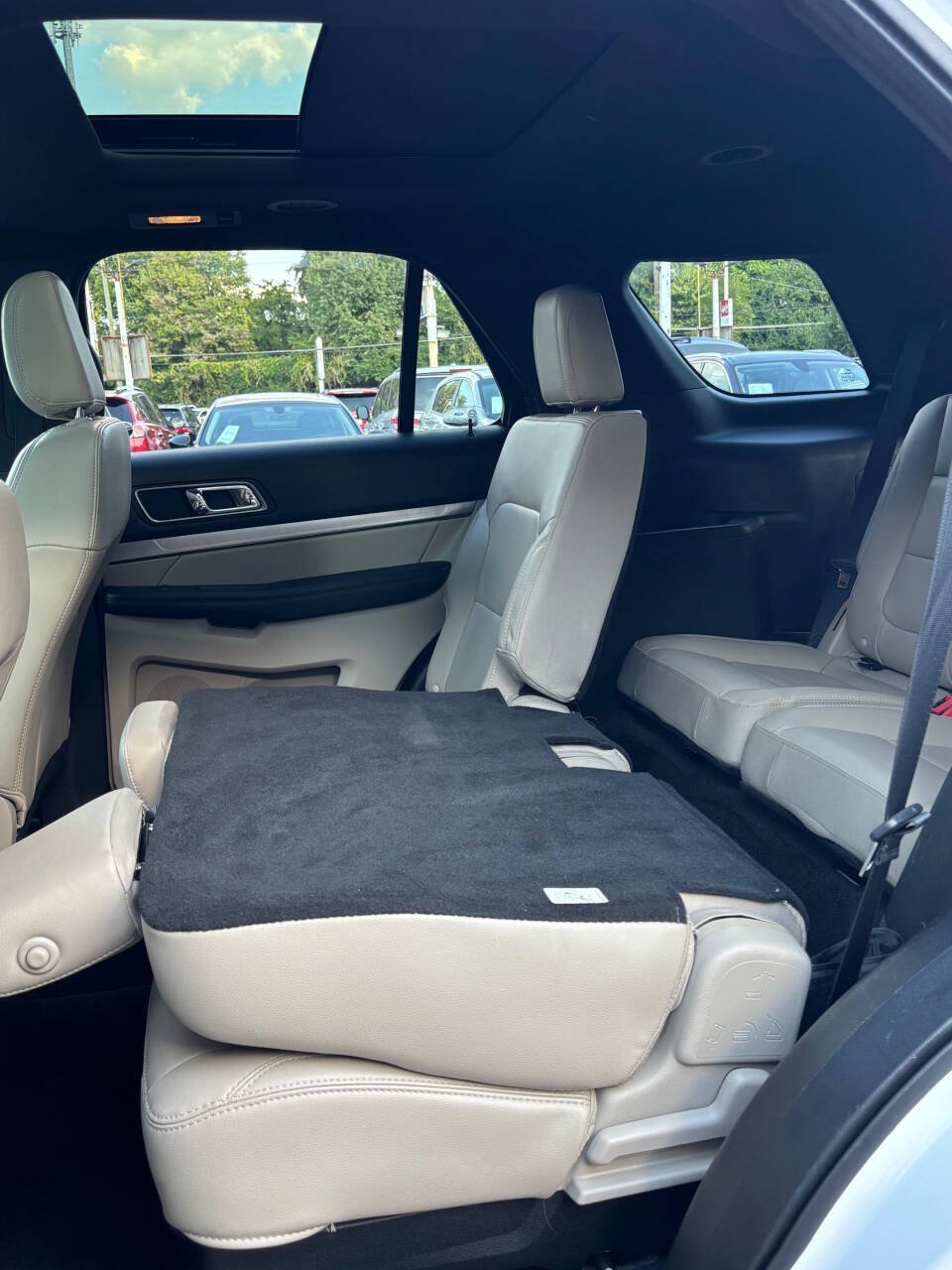 Used 2018 Ford Explorer XLT w/ Equipment Group 202A AWD/4WD image 13