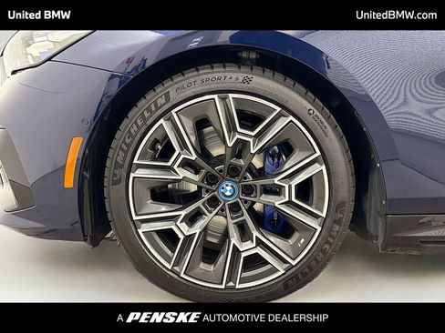 Used 2025 BMW i5 xDrive40 w/ Executive Package image 2