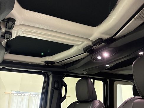 Used 2024 Jeep Wrangler High Altitude image 17