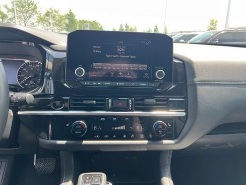 Used 2025 Nissan Pathfinder SV AWD/4WD image 16