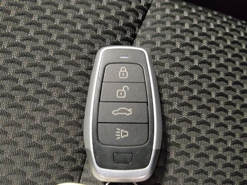 Used 2024 GMC Terrain SLE AWD/4WD image 32