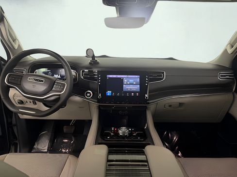 Used 2022 Jeep Wagoneer Series III AWD/4WD image 17