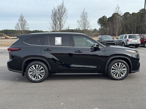 Used 2024 Toyota Highlander Platinum image 8