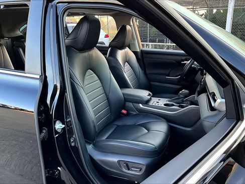 Used 2023 Toyota Highlander XLE image 9