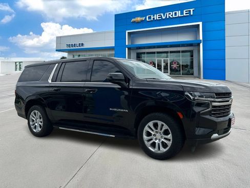 Used 2023 Chevrolet Suburban LT w/ Luxury Package RWD image 3
