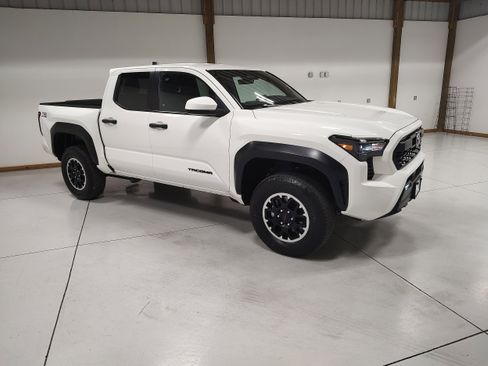 Used 2024 Toyota Tacoma TRD Off-Road image 2