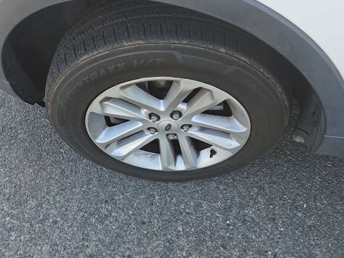 Used 2017 Ford Explorer XLT image 3