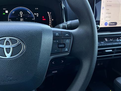 Used 2025 Toyota Camry LE image 32