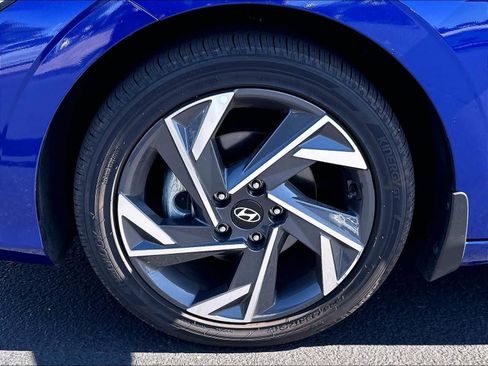Used 2025 Hyundai Elantra SEL FWD image 32