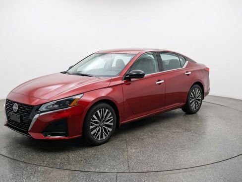 Used 2025 Nissan Altima 2.5 SV image 3