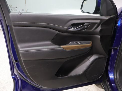 Used 2023 GMC Acadia SLE image 13