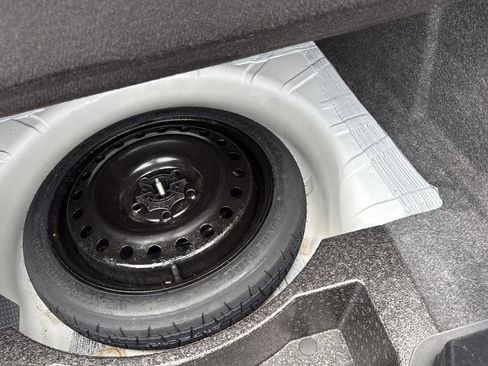 Used 2016 Chevrolet Impala LT w/ Convenience Package image 11