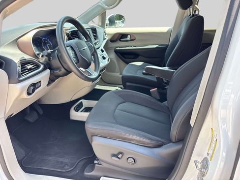 Used 2017 Chrysler Pacifica LX FWD image 8