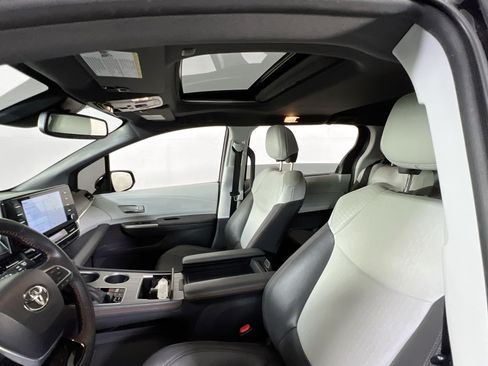 Used 2022 Toyota Sienna XSE AWD/4WD image 21