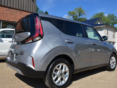Used 2025 Kia Soul LX w/ LX Technology Package FWD image 4
