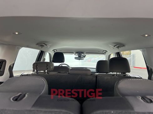 Used 2023 Jeep Grand Cherokee L Laredo image 16