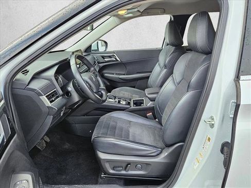 Used 2024 Mitsubishi Outlander SE image 17