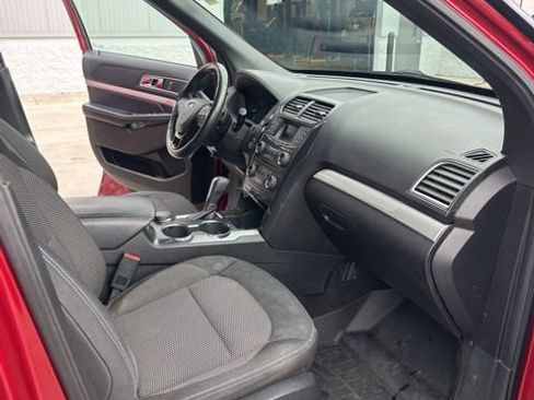 Used 2017 Ford Explorer XLT image 28