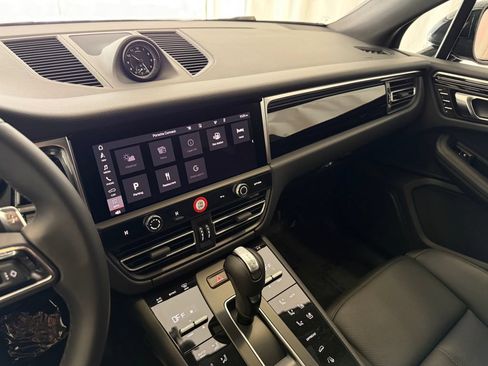 Certified 2026 Porsche Macan AWD/4WD image 18