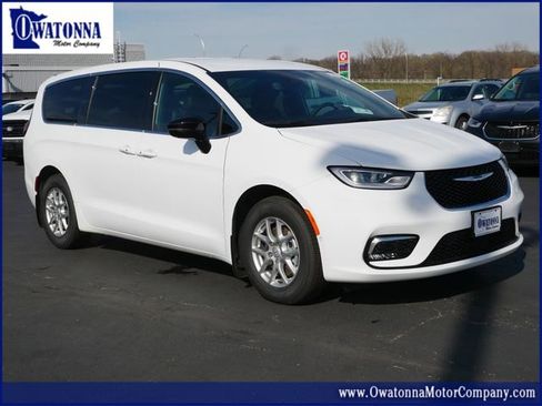 New 2026 Chrysler Pacifica Select image 1