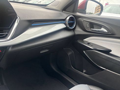 Used 2025 Chevrolet Trax LT FWD image 33