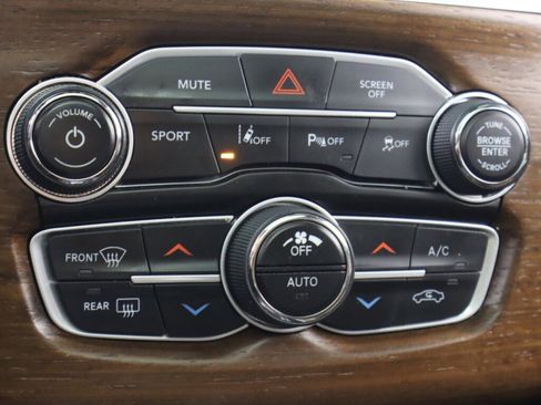 Used 2018 Chrysler 300 C w/ Safetytec Plus Group image 24