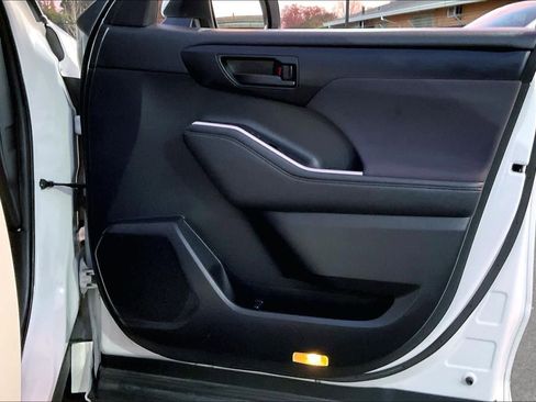 Used 2021 Toyota Highlander L image 26