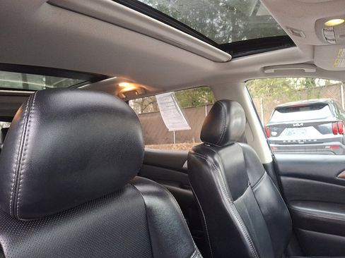 Used 2020 Nissan Pathfinder Platinum image 13