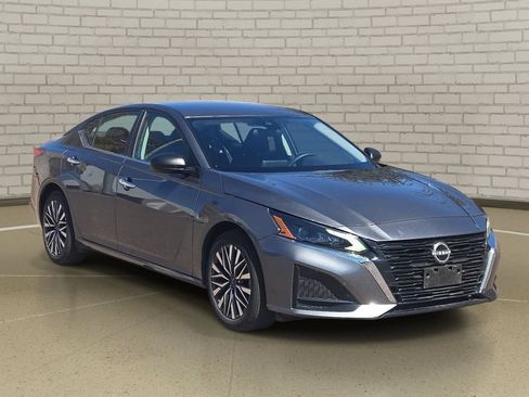 Used 2025 Nissan Altima 2.5 SV FWD image 3