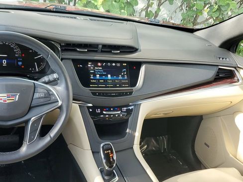 Used 2018 Cadillac XT5 Luxury w/ Driver Awareness Package image 18