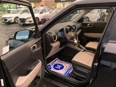 Certified 2025 Hyundai Venue SEL image 9