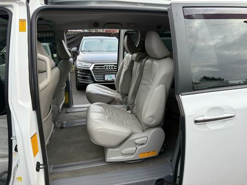 Used 2013 Toyota Sienna XLE image 9