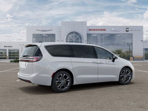 New 2026 Chrysler Pacifica Select FWD image 4