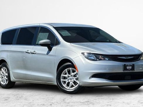 Used 2022 Chrysler Voyager LX FWD image 2