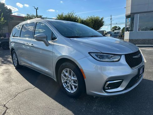 Used 2022 Chrysler Pacifica Touring-L image 3