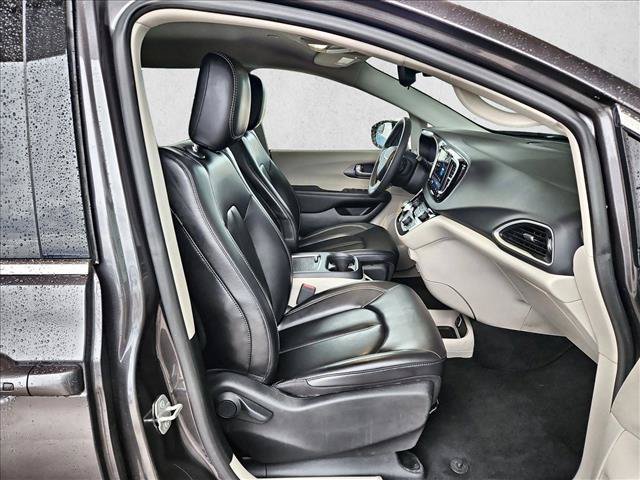Used 2023 Chrysler Pacifica Touring-L FWD image 21